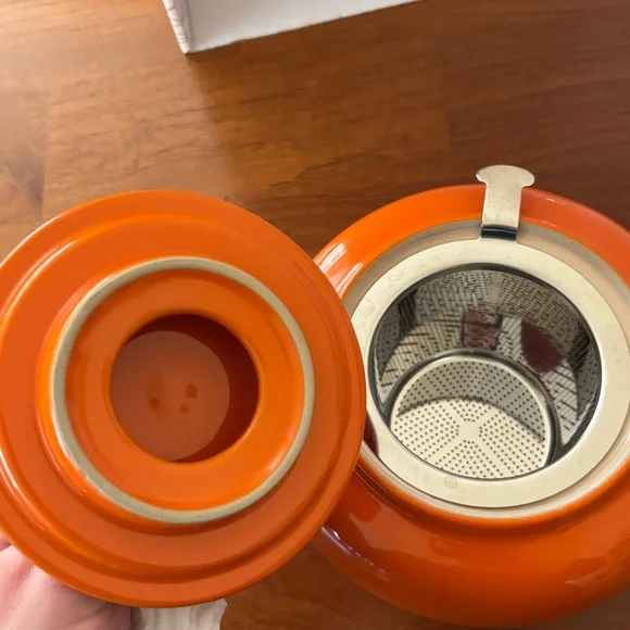 Le Creuset stoneware orange-red flame teapot with stainless steel strainer - Picture 7 of 16